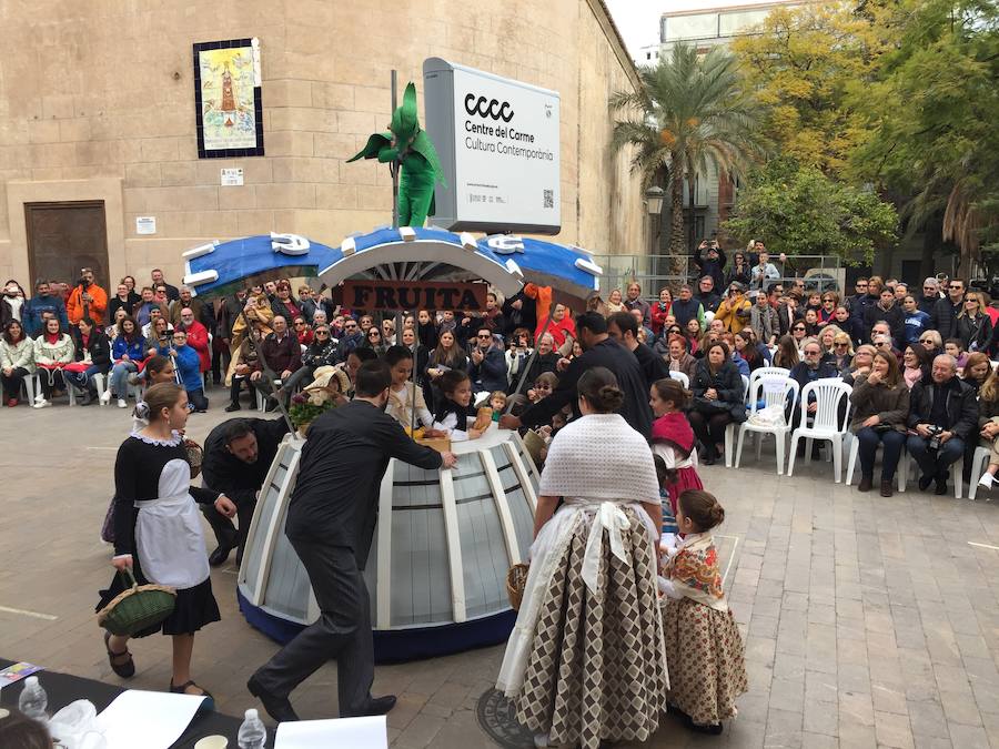 La Falla Plaza del Árbol organiza la 57 edición del concurso del Cant de l’Estoreta en el que se recupera el antiguo canto que los niños realizaban por las calles de Valencia para recoger muebles antiguos para poder quemar las fallas de hace más de un siglo. 19 comisiones participan en diferentes secciones de este concurso completamente infantil y en el que los más pequeños representan escenas típicas y personajes valencianos históricos.