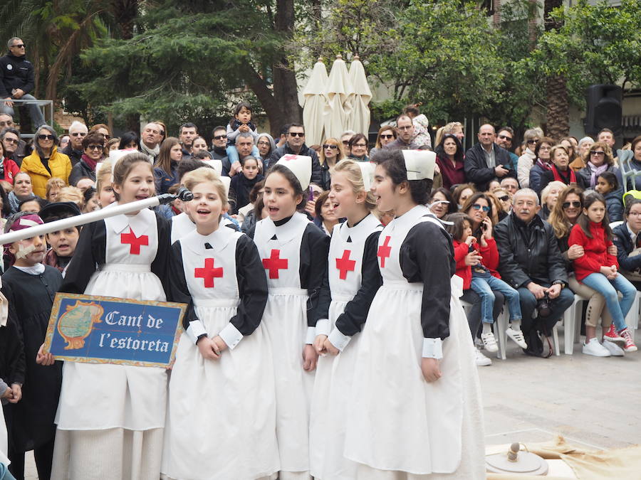 La Falla Plaza del Árbol organiza la 57 edición del concurso del Cant de l’Estoreta en el que se recupera el antiguo canto que los niños realizaban por las calles de Valencia para recoger muebles antiguos para poder quemar las fallas de hace más de un siglo. 19 comisiones participan en diferentes secciones de este concurso completamente infantil y en el que los más pequeños representan escenas típicas y personajes valencianos históricos.