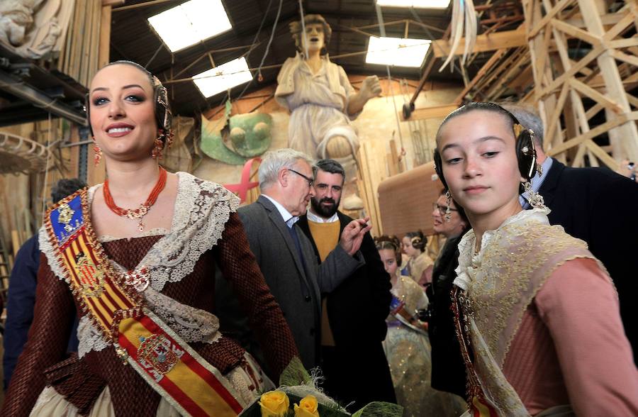 Rocío Gil y Daniela Gómez, falleras mayores de Valencia, han visitado hoy los talleres de los artistas falleros que se encuentran en la Ciudad del Artista Fallero de Valencia. Las máximas representantes de la fiesta josefina del cap i casal han tenido la posibilidad de comprobar como avanza el trabajo en la falla municipal obra de Latorre y Sanz bajo el diseño del artista internacional Okuda.