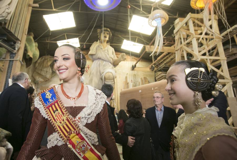 Rocío Gil y Daniela Gómez, falleras mayores de Valencia, han visitado hoy los talleres de los artistas falleros que se encuentran en la Ciudad del Artista Fallero de Valencia. Las máximas representantes de la fiesta josefina del cap i casal han tenido la posibilidad de comprobar como avanza el trabajo en la falla municipal obra de Latorre y Sanz bajo el diseño del artista internacional Okuda.