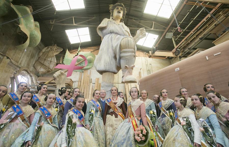 Rocío Gil y Daniela Gómez, falleras mayores de Valencia, han visitado hoy los talleres de los artistas falleros que se encuentran en la Ciudad del Artista Fallero de Valencia. Las máximas representantes de la fiesta josefina del cap i casal han tenido la posibilidad de comprobar como avanza el trabajo en la falla municipal obra de Latorre y Sanz bajo el diseño del artista internacional Okuda.