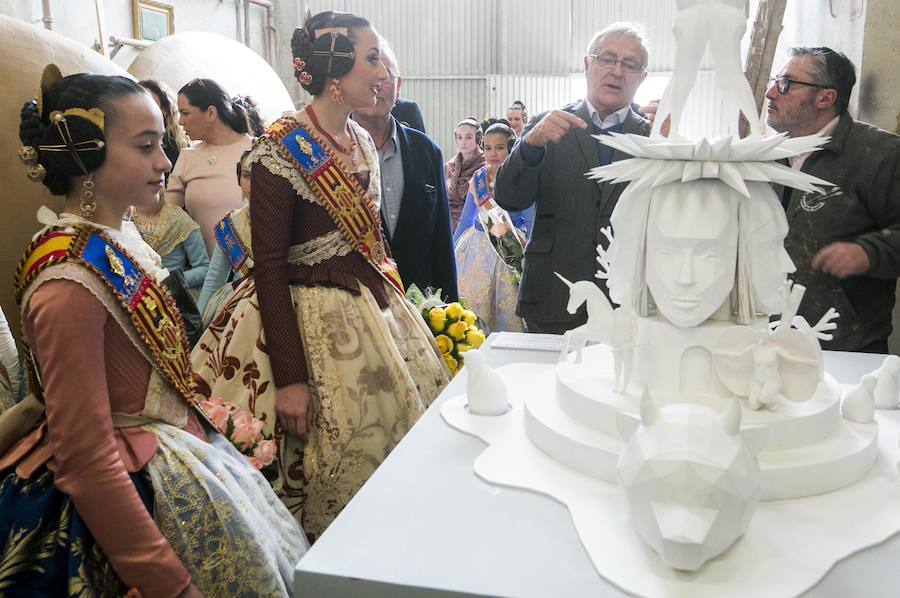 Rocío Gil y Daniela Gómez, falleras mayores de Valencia, han visitado hoy los talleres de los artistas falleros que se encuentran en la Ciudad del Artista Fallero de Valencia. Las máximas representantes de la fiesta josefina del cap i casal han tenido la posibilidad de comprobar como avanza el trabajo en la falla municipal obra de Latorre y Sanz bajo el diseño del artista internacional Okuda.