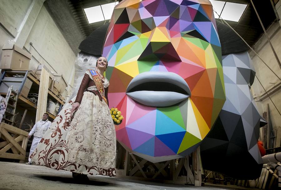 Rocío Gil y Daniela Gómez, falleras mayores de Valencia, han visitado hoy los talleres de los artistas falleros que se encuentran en la Ciudad del Artista Fallero de Valencia. Las máximas representantes de la fiesta josefina del cap i casal han tenido la posibilidad de comprobar como avanza el trabajo en la falla municipal obra de Latorre y Sanz bajo el diseño del artista internacional Okuda.
