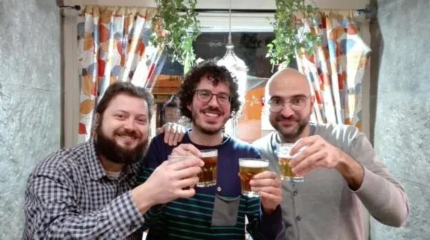 De izquierda a derecha, Alberto, Emilio y Álvaro, tres de los cinco socios de Libros del KO. 