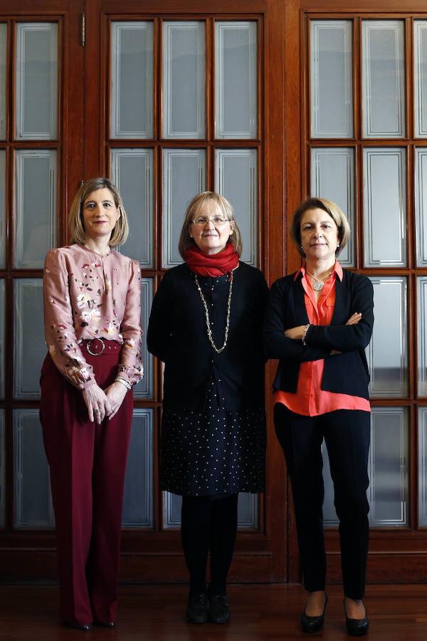 Eva Giner (izda.), Asun Gandía (centro) y Rosa Visiedo (dcha.) son las tres mujeres que pilotan las universidades privadas valencianas (VIU, Católica y CEU, respectivamente). Prueban que el camino hacia una sociedad menos desigual es posible. Ellas no pierden la esperanza, convencidas de que las generaciones venideras al fin aprobarán la asignatura pendiente de la paridad. 