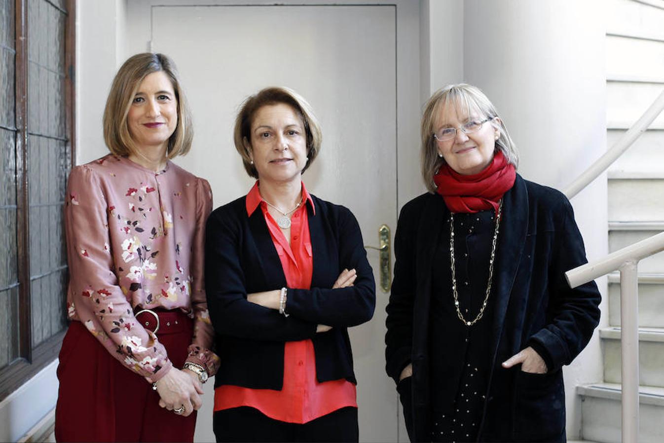 Eva Giner (izda.), Asun Gandía (centro) y Rosa Visiedo (dcha.) son las tres mujeres que pilotan las universidades privadas valencianas (VIU, Católica y CEU, respectivamente). Prueban que el camino hacia una sociedad menos desigual es posible. Ellas no pierden la esperanza, convencidas de que las generaciones venideras al fin aprobarán la asignatura pendiente de la paridad. 