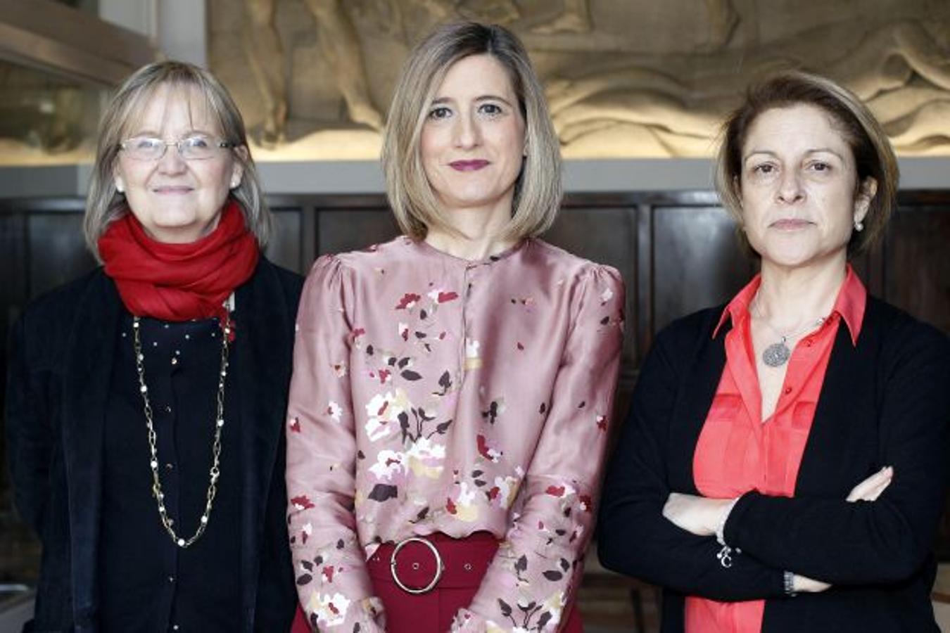 Eva Giner (izda.), Asun Gandía (centro) y Rosa Visiedo (dcha.) son las tres mujeres que pilotan las universidades privadas valencianas (VIU, Católica y CEU, respectivamente). Prueban que el camino hacia una sociedad menos desigual es posible. Ellas no pierden la esperanza, convencidas de que las generaciones venideras al fin aprobarán la asignatura pendiente de la paridad. 