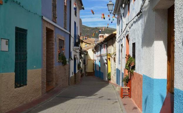 Imagen principal - Dar un paseo por las calles de esta localidad es algo que nadie debería perderse.