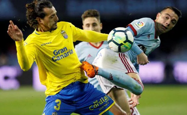 Iago Aspas (Celta) y el defensa de Las Palmas Matías Aguirregaray pugnan por un balón.