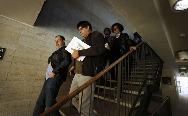 Pavón, segundo por la izquierda, baja las escaleras del Ayuntamiento. 