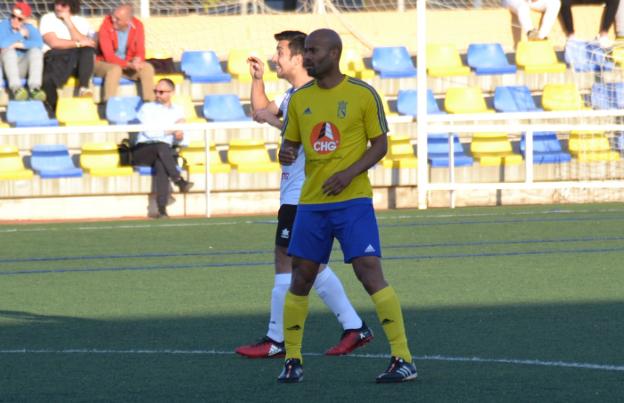 El jugador groguet Alfi defendido por un rival en un lance del partido. 