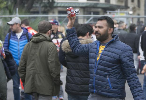 Ventas. Un latero en la plaza del Ayuntamiento, ayer. 