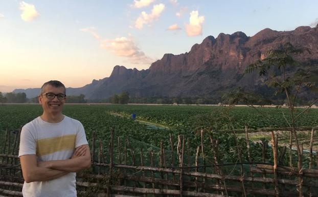 Steve, visitando una plantación local en Birmania.