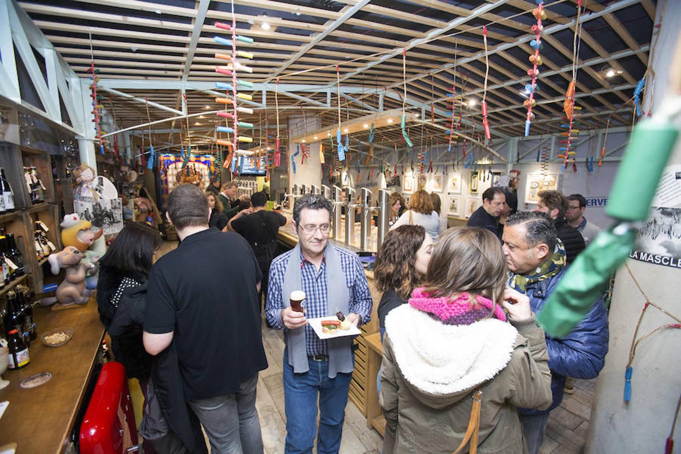 El Mercado de Colón sirvió de escenario para que el chapter español de Pink Boot Society (PBS), integrado por mujeres que trabajan profesionalmente en la producción de cerveza, reivindicase el pasado lunes el papel de las mujeres en esta industria con la producción.