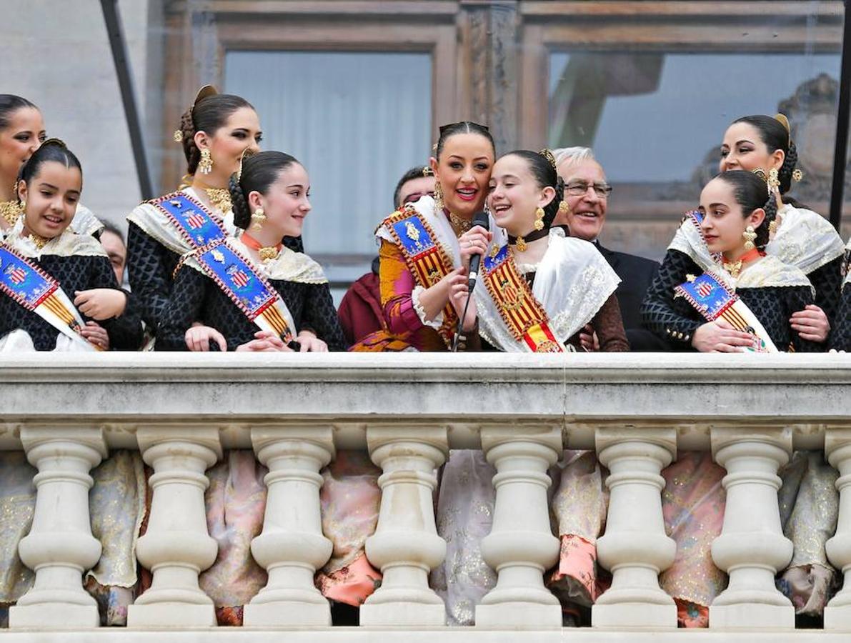 En el corazón | No podía faltar en su recorrido el Ayuntamiento de Valencia. Para Rocío, es un lugar imprescindible debido a la gran cantidad de "momentos bonitos" que ha tenido la "suerte de vivir". (En la imagen, junto a Daniela Gómez y sus Cortes de Honor durante la mascletà de Vulcano de este año)