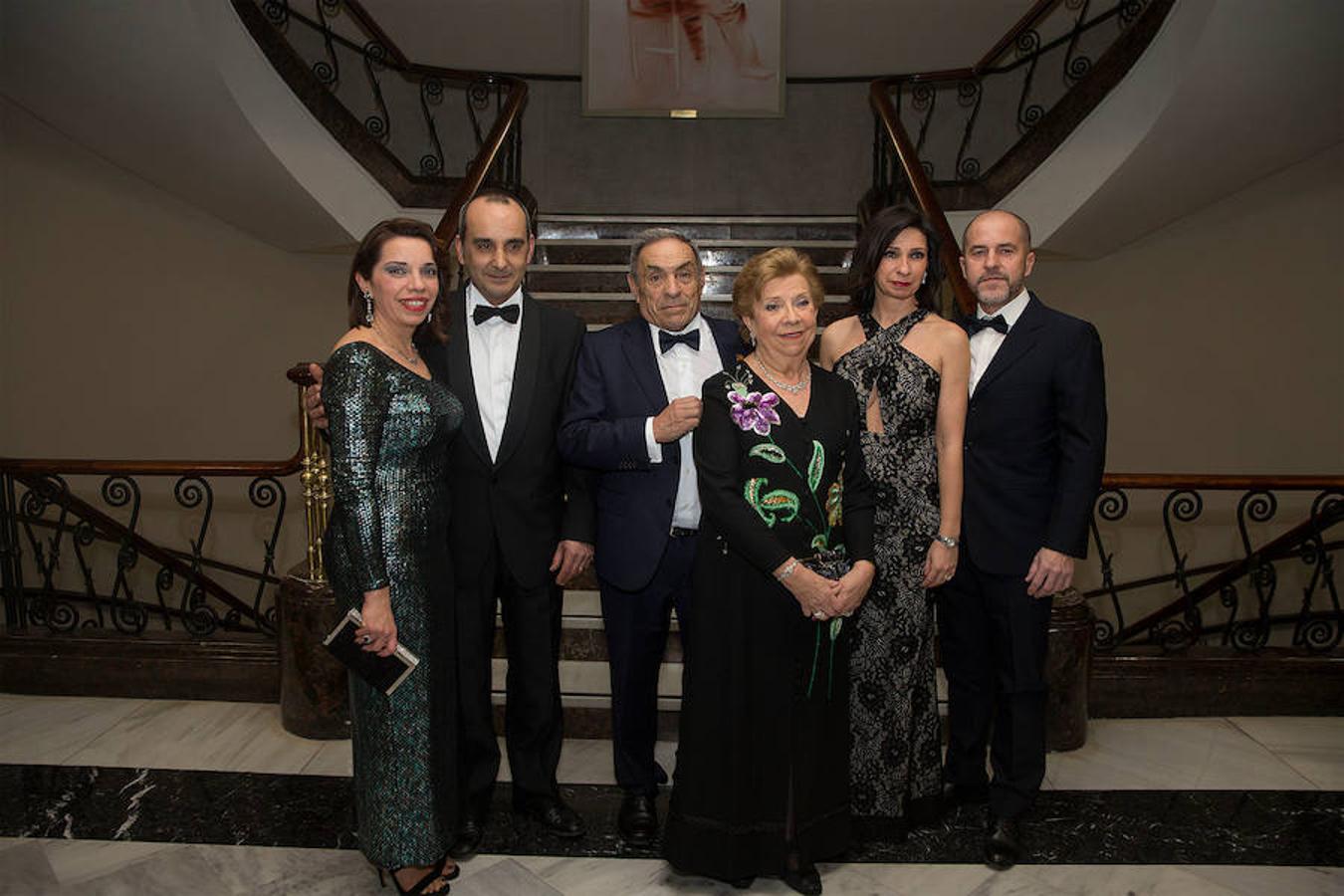 Convento Jerusalén-Matemático Marzal ha celebrado su 125 aniversario con una gala a través de la cual se ha hecho un repaso de la historia de la comisión. Al acto han acudido artistas falleros, falleras mayores e infantiles, así como miembros de la veterana comisión fallera.