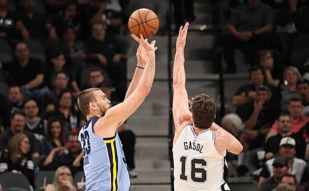Marc y Pau GAsol, durante el partido. 