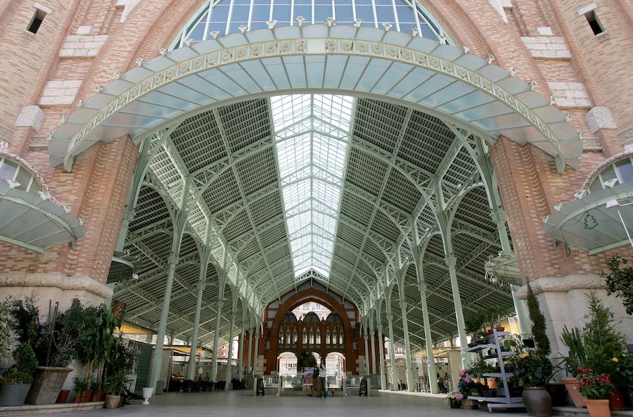 Ratos con amigas | Y para rematar una tarde de compras no hay nada mejor que visitar el Mercado de Colón y perderse entre sus locales y ofertas gastronómicas. Rocío es asidua a este emblemático edificio que se ha convertido en un "lugar de encuentro" con sus amigas.