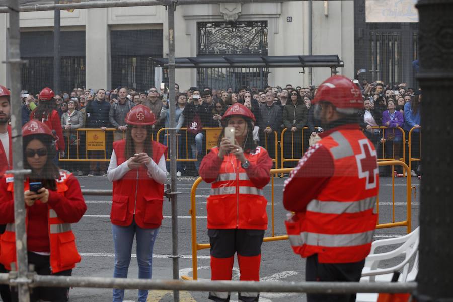 La Pirotecnia Gironina con Eduardo Cunillera como dirigente ha ofrecido al público valenciano un disparo marca de la casa, con el sonido sólido de la pólvora como marca referente. Las buenas temperaturas han acompañado al público que llenaba la plaza del Ayuntamiento.