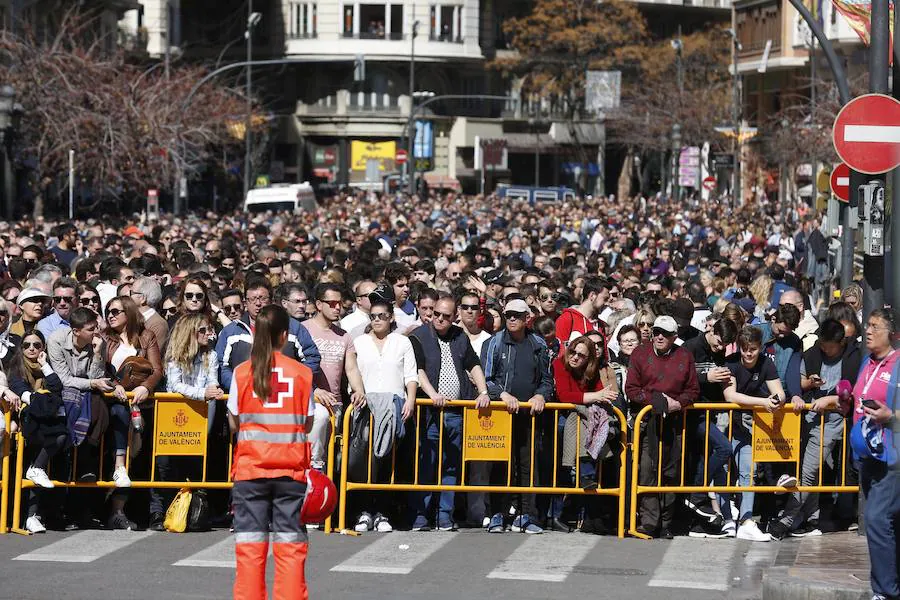 La Pirotecnia Gironina con Eduardo Cunillera como dirigente ha ofrecido al público valenciano un disparo marca de la casa, con el sonido sólido de la pólvora como marca referente. Las buenas temperaturas han acompañado al público que llenaba la plaza del Ayuntamiento.