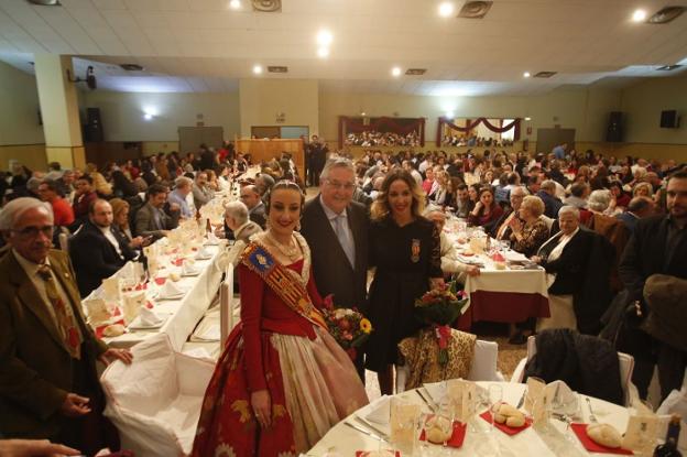 Enric Esteve, presidente de Lo Rat Penat, junto a Rocío Gil (FMV 2018) y Mónica Duart, regina dels Jocs Florals. 