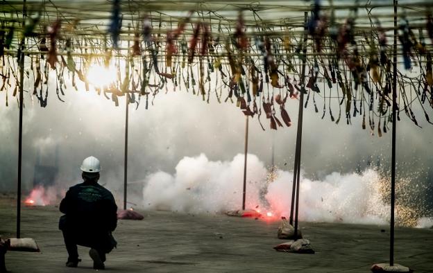  Disparo. Un instante de la espectacular mascletà de ayer en la plaza. 