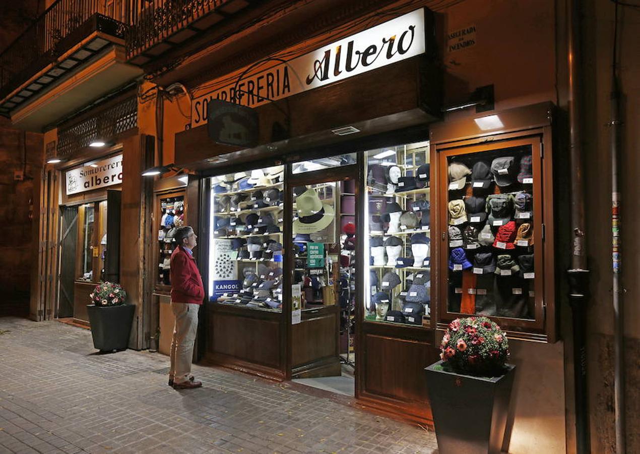 Moda | A Begoña le "chiflan" los sombreros y por ello la sombrerería Albero es uno de sus rincones favoritos. El negocio, dice, le recuerda a su abuelo, "fan incondicional de la boinas". Por último, asegura que le da "pena" que Valencia "tenga tanta facilidad para perder el pequeño comercio". "Yo soy muy fan en general de todas estas tiendas cargadas de historias", apunta.