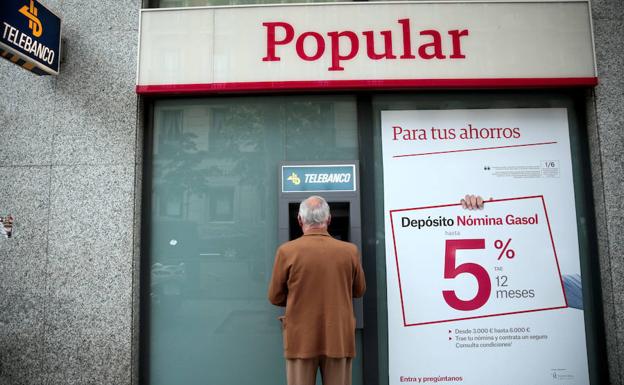 Un cliente del Banco Popular.