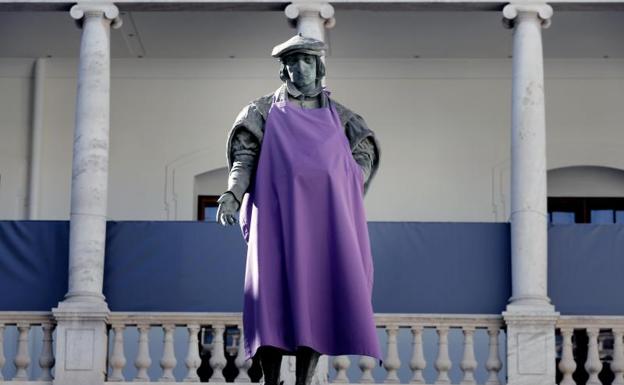 La estatua de Luis Vives aparece con un delantal morado