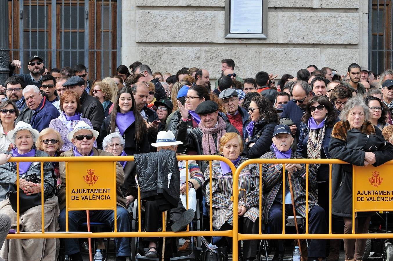 Fotos del público de la mascletà del 8 de marzo de las Fallas 2018. La pirotécnica María José Laro Zamorano, de Caballer FX Global Foc, ha disparado por error el terremoto final al principio, pero ha reaccionado y el espectáculo no se ha detenido. Así, ha logrado una ovación de los espectadores.