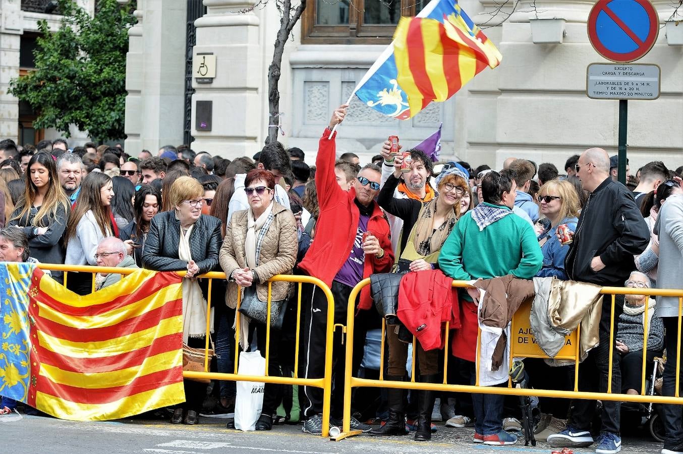 Fotos del público de la mascletà del 8 de marzo de las Fallas 2018. La pirotécnica María José Laro Zamorano, de Caballer FX Global Foc, ha disparado por error el terremoto final al principio, pero ha reaccionado y el espectáculo no se ha detenido. Así, ha logrado una ovación de los espectadores.