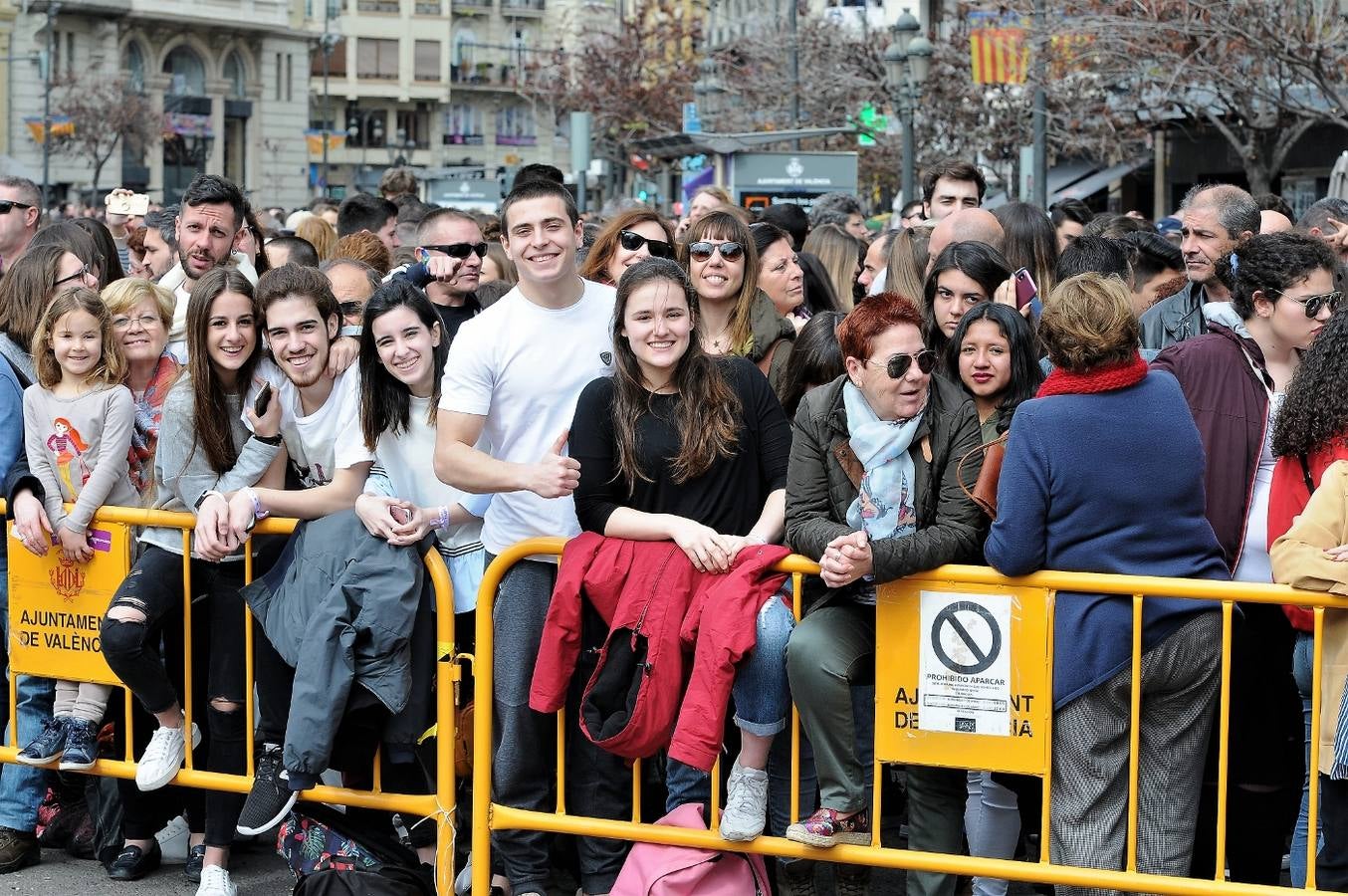 Fotos del público de la mascletà del 8 de marzo de las Fallas 2018. La pirotécnica María José Laro Zamorano, de Caballer FX Global Foc, ha disparado por error el terremoto final al principio, pero ha reaccionado y el espectáculo no se ha detenido. Así, ha logrado una ovación de los espectadores.