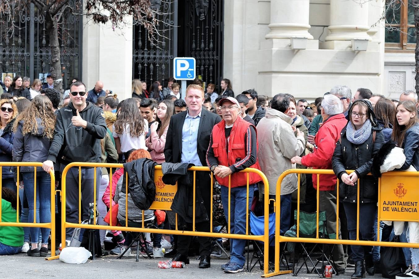 Fotos del público de la mascletà del 8 de marzo de las Fallas 2018. La pirotécnica María José Laro Zamorano, de Caballer FX Global Foc, ha disparado por error el terremoto final al principio, pero ha reaccionado y el espectáculo no se ha detenido. Así, ha logrado una ovación de los espectadores.
