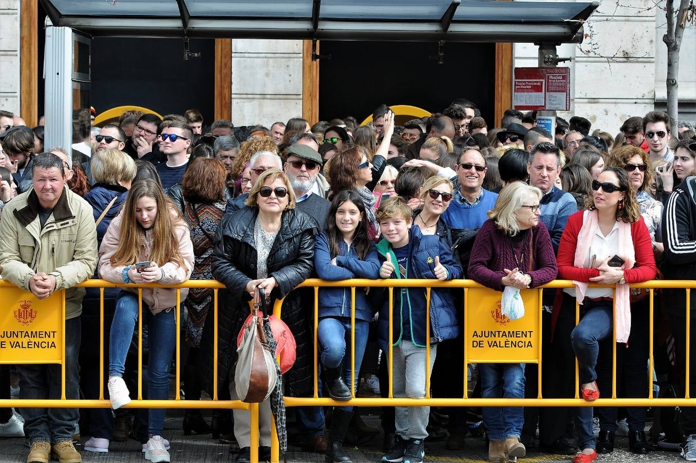 Fotos del público de la mascletà del 8 de marzo de las Fallas 2018. La pirotécnica María José Laro Zamorano, de Caballer FX Global Foc, ha disparado por error el terremoto final al principio, pero ha reaccionado y el espectáculo no se ha detenido. Así, ha logrado una ovación de los espectadores.