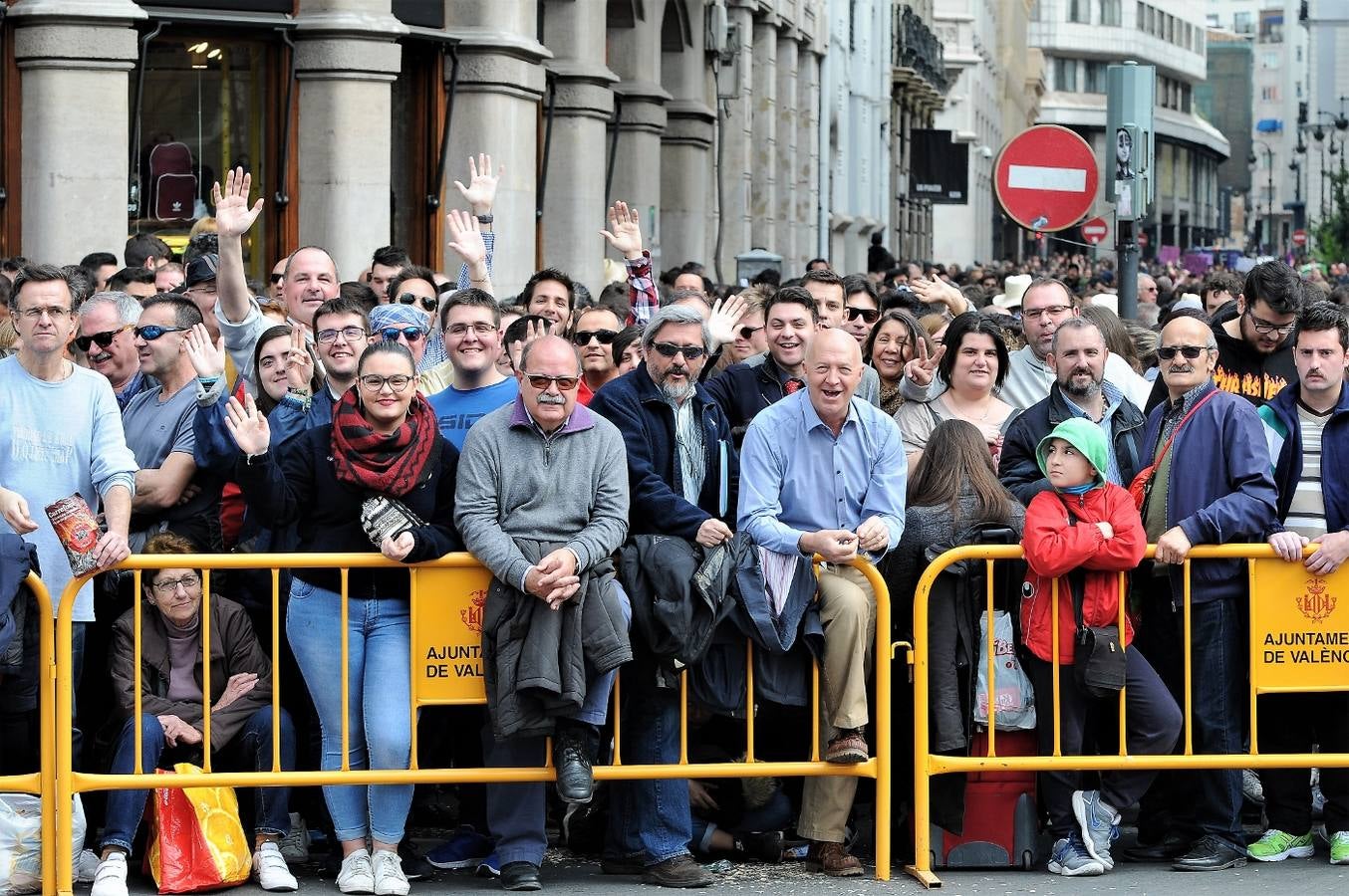 Fotos del público de la mascletà del 8 de marzo de las Fallas 2018. La pirotécnica María José Laro Zamorano, de Caballer FX Global Foc, ha disparado por error el terremoto final al principio, pero ha reaccionado y el espectáculo no se ha detenido. Así, ha logrado una ovación de los espectadores.