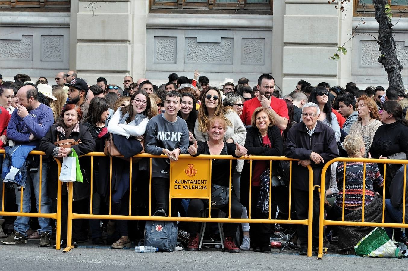 Fotos del público de la mascletà del 8 de marzo de las Fallas 2018. La pirotécnica María José Laro Zamorano, de Caballer FX Global Foc, ha disparado por error el terremoto final al principio, pero ha reaccionado y el espectáculo no se ha detenido. Así, ha logrado una ovación de los espectadores.