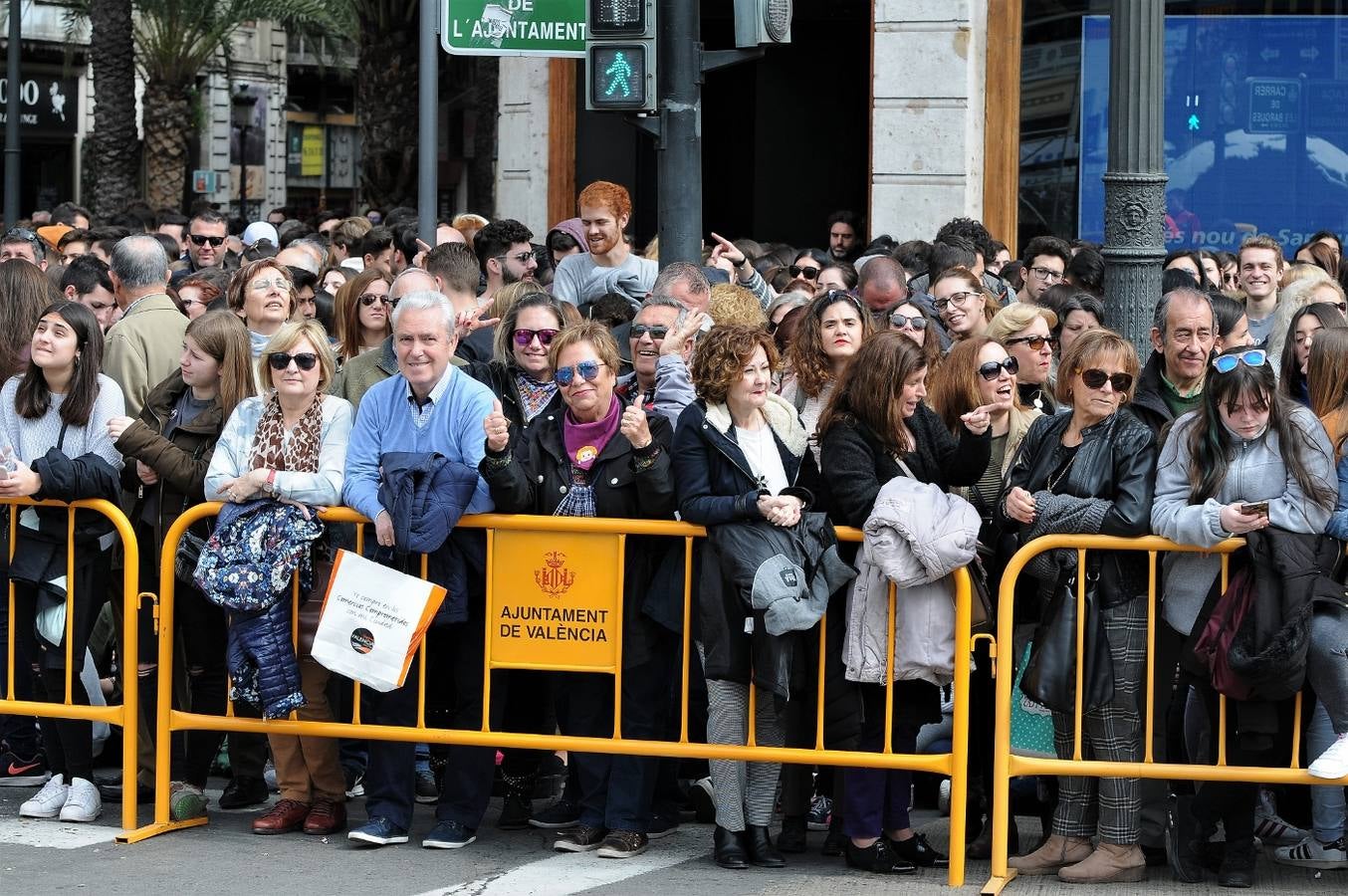 Fotos del público de la mascletà del 8 de marzo de las Fallas 2018. La pirotécnica María José Laro Zamorano, de Caballer FX Global Foc, ha disparado por error el terremoto final al principio, pero ha reaccionado y el espectáculo no se ha detenido. Así, ha logrado una ovación de los espectadores.