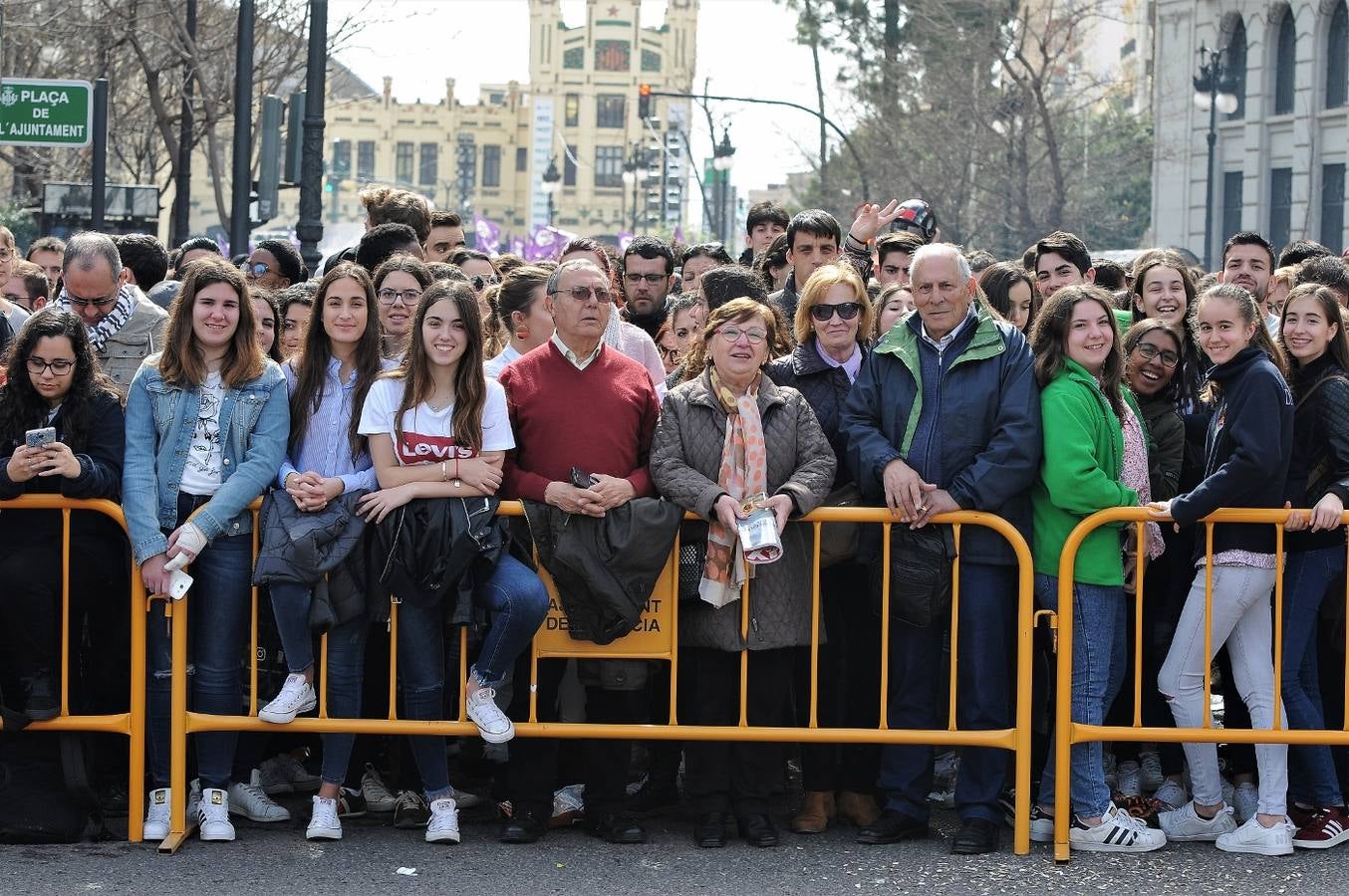 Fotos del público de la mascletà del 8 de marzo de las Fallas 2018. La pirotécnica María José Laro Zamorano, de Caballer FX Global Foc, ha disparado por error el terremoto final al principio, pero ha reaccionado y el espectáculo no se ha detenido. Así, ha logrado una ovación de los espectadores.