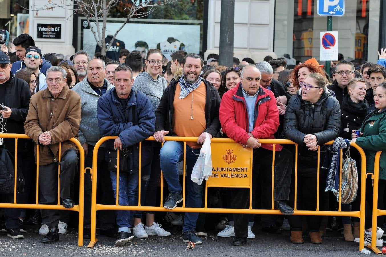Fotos del público de la mascletà del 8 de marzo de las Fallas 2018. La pirotécnica María José Laro Zamorano, de Caballer FX Global Foc, ha disparado por error el terremoto final al principio, pero ha reaccionado y el espectáculo no se ha detenido. Así, ha logrado una ovación de los espectadores.