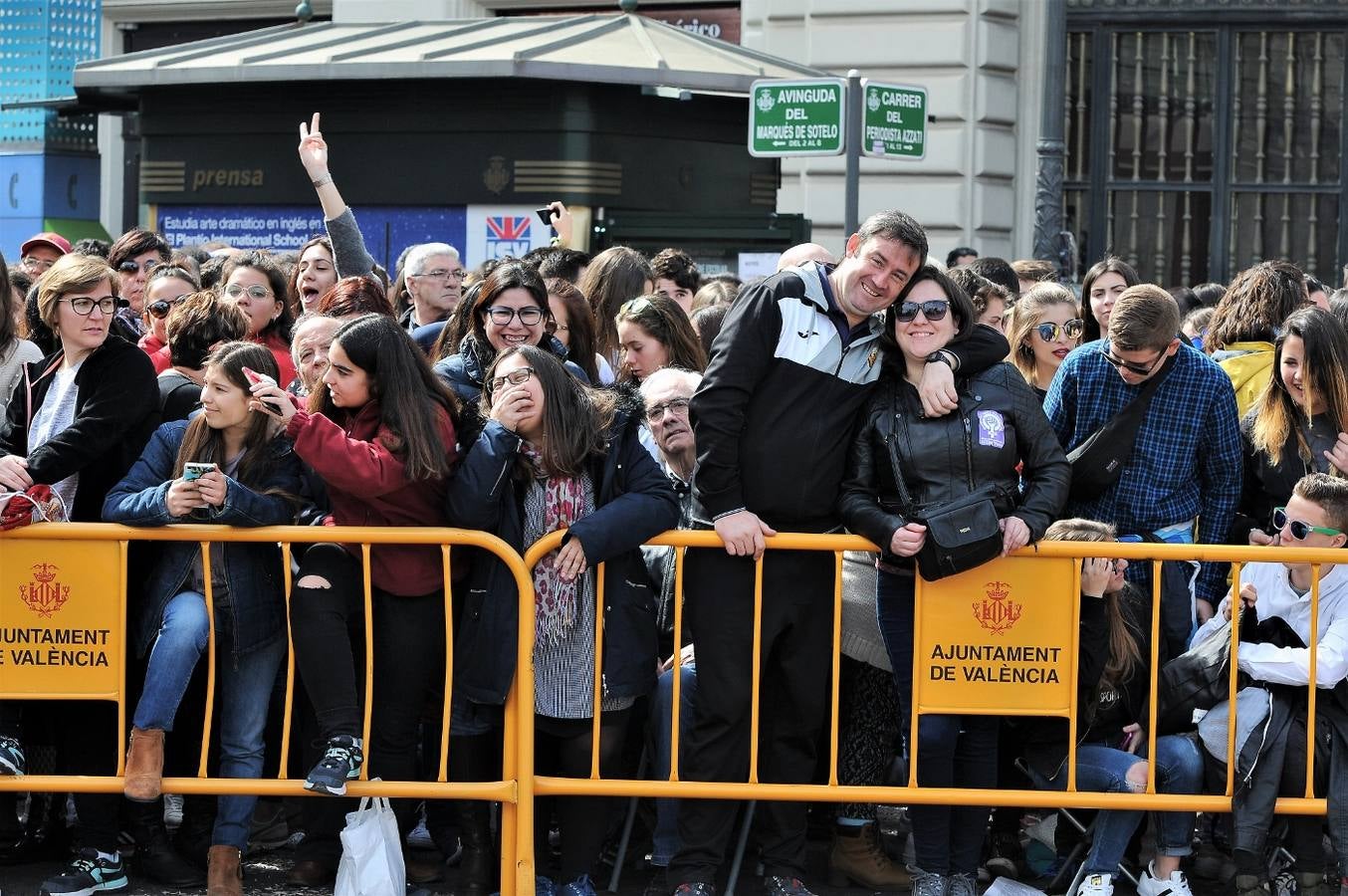 Fotos del público de la mascletà del 8 de marzo de las Fallas 2018. La pirotécnica María José Laro Zamorano, de Caballer FX Global Foc, ha disparado por error el terremoto final al principio, pero ha reaccionado y el espectáculo no se ha detenido. Así, ha logrado una ovación de los espectadores.