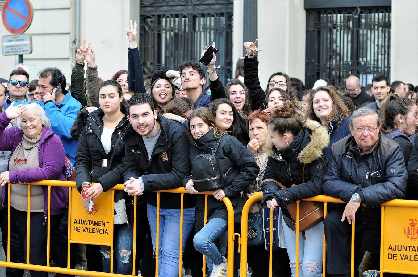 Fotos del público de la mascletà del 8 de marzo de las Fallas 2018. La pirotécnica María José Laro Zamorano, de Caballer FX Global Foc, ha disparado por error el terremoto final al principio, pero ha reaccionado y el espectáculo no se ha detenido. Así, ha logrado una ovación de los espectadores.