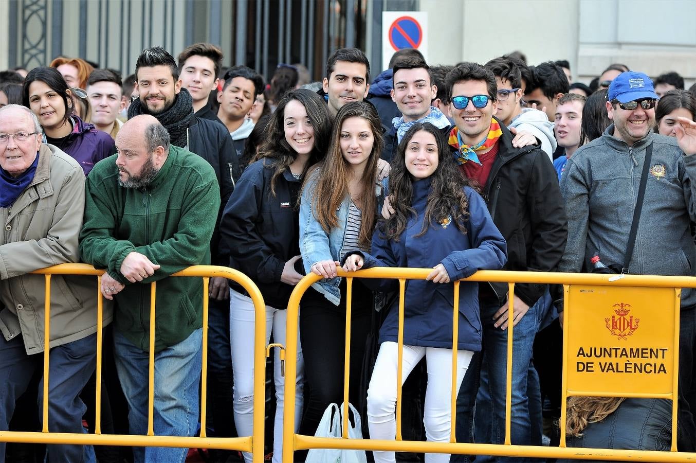 Fotos del público de la mascletà del 8 de marzo de las Fallas 2018. La pirotécnica María José Laro Zamorano, de Caballer FX Global Foc, ha disparado por error el terremoto final al principio, pero ha reaccionado y el espectáculo no se ha detenido. Así, ha logrado una ovación de los espectadores.