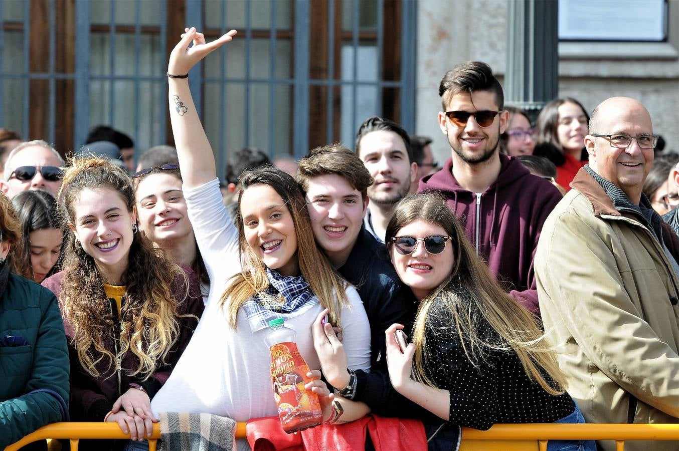 Fotos del público de la mascletà del 8 de marzo de las Fallas 2018. La pirotécnica María José Laro Zamorano, de Caballer FX Global Foc, ha disparado por error el terremoto final al principio, pero ha reaccionado y el espectáculo no se ha detenido. Así, ha logrado una ovación de los espectadores.
