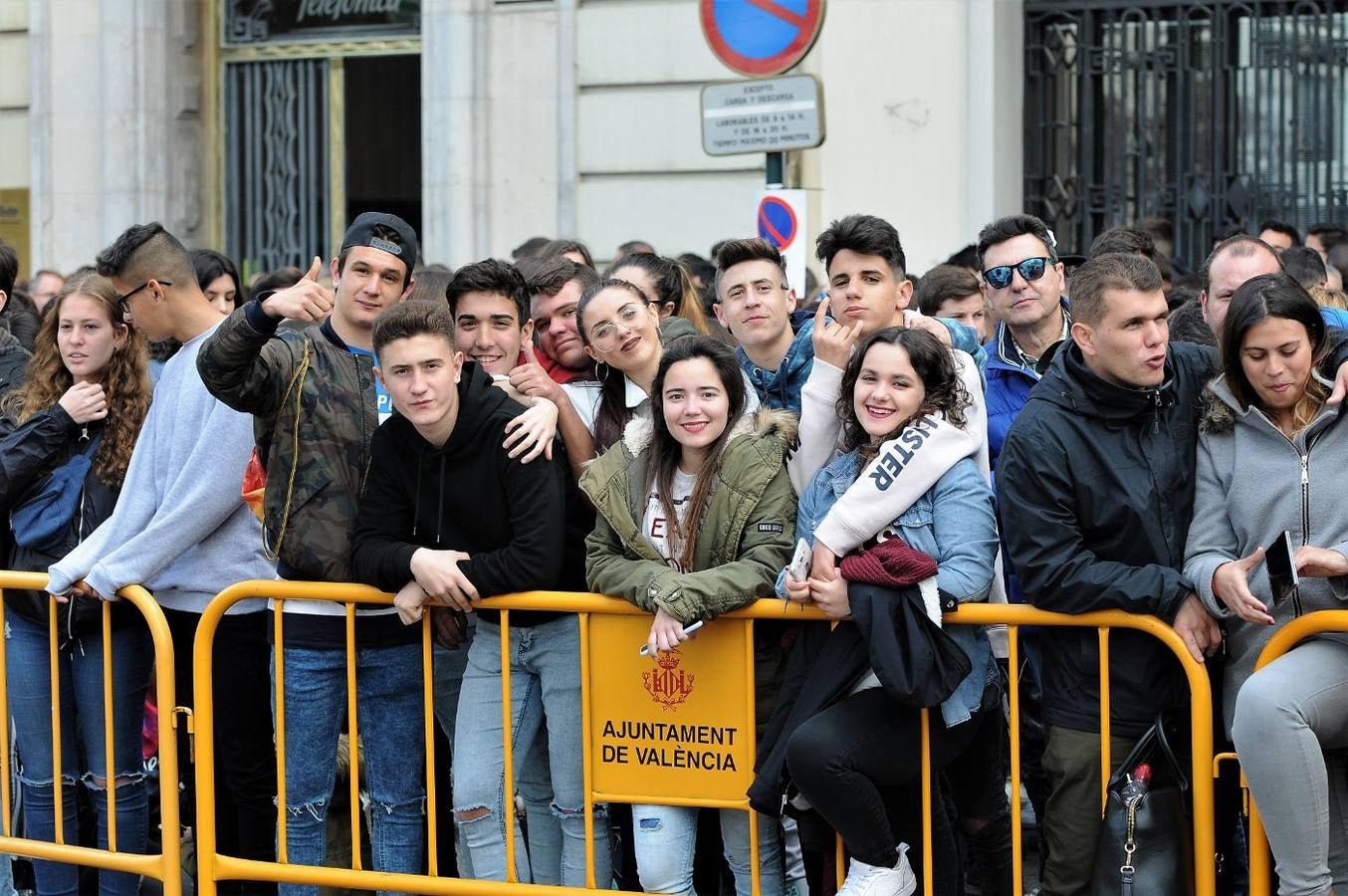 Fotos del público de la mascletà del 8 de marzo de las Fallas 2018. La pirotécnica María José Laro Zamorano, de Caballer FX Global Foc, ha disparado por error el terremoto final al principio, pero ha reaccionado y el espectáculo no se ha detenido. Así, ha logrado una ovación de los espectadores.