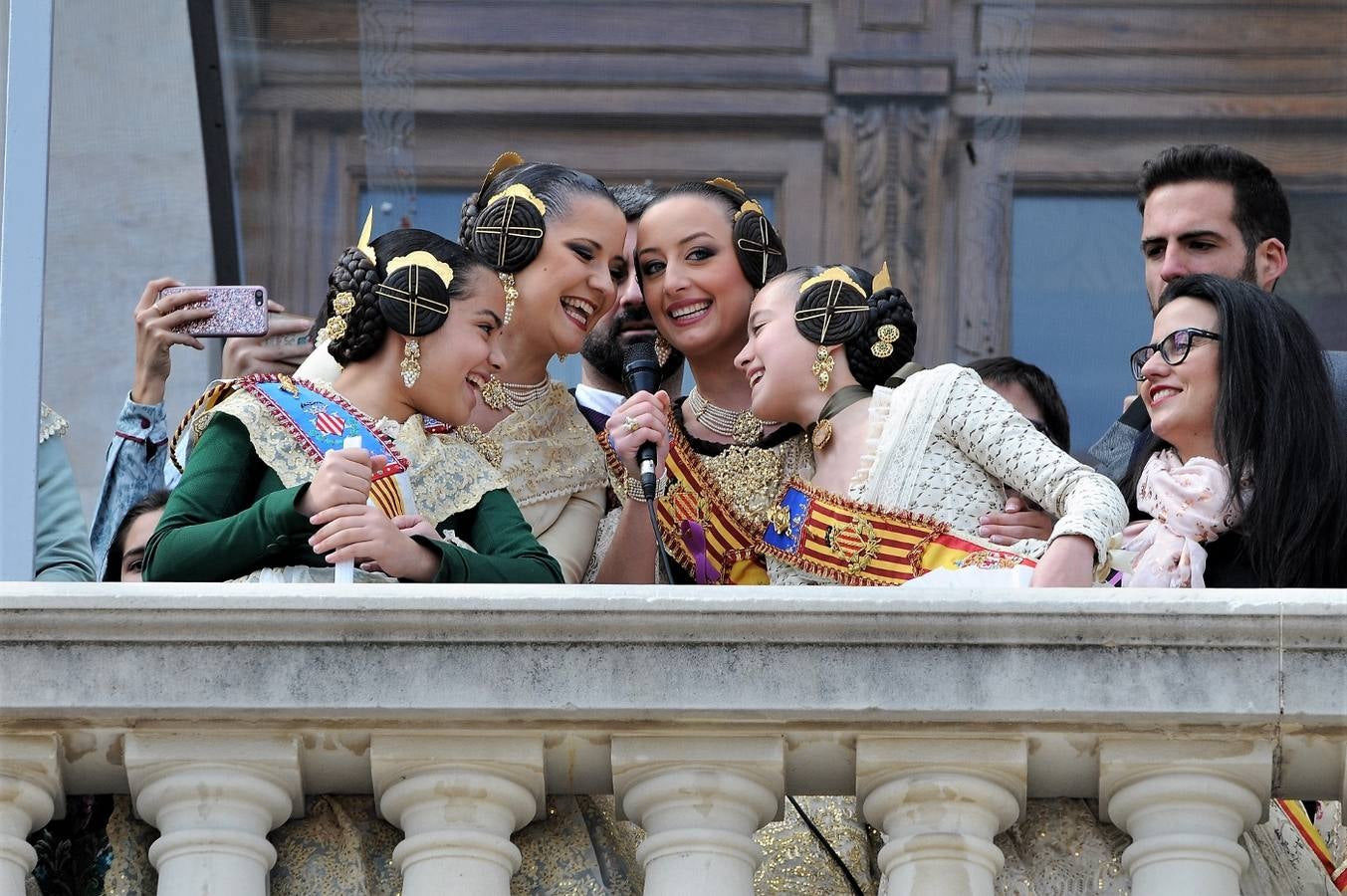 Fotos del público de la mascletà del 8 de marzo de las Fallas 2018. La pirotécnica María José Laro Zamorano, de Caballer FX Global Foc, ha disparado por error el terremoto final al principio, pero ha reaccionado y el espectáculo no se ha detenido. Así, ha logrado una ovación de los espectadores.