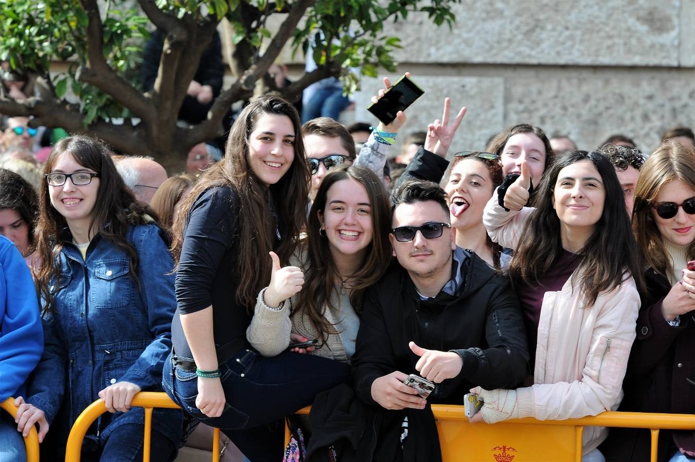 Fotos del público de la mascletà del 8 de marzo de las Fallas 2018. La pirotécnica María José Laro Zamorano, de Caballer FX Global Foc, ha disparado por error el terremoto final al principio, pero ha reaccionado y el espectáculo no se ha detenido. Así, ha logrado una ovación de los espectadores.