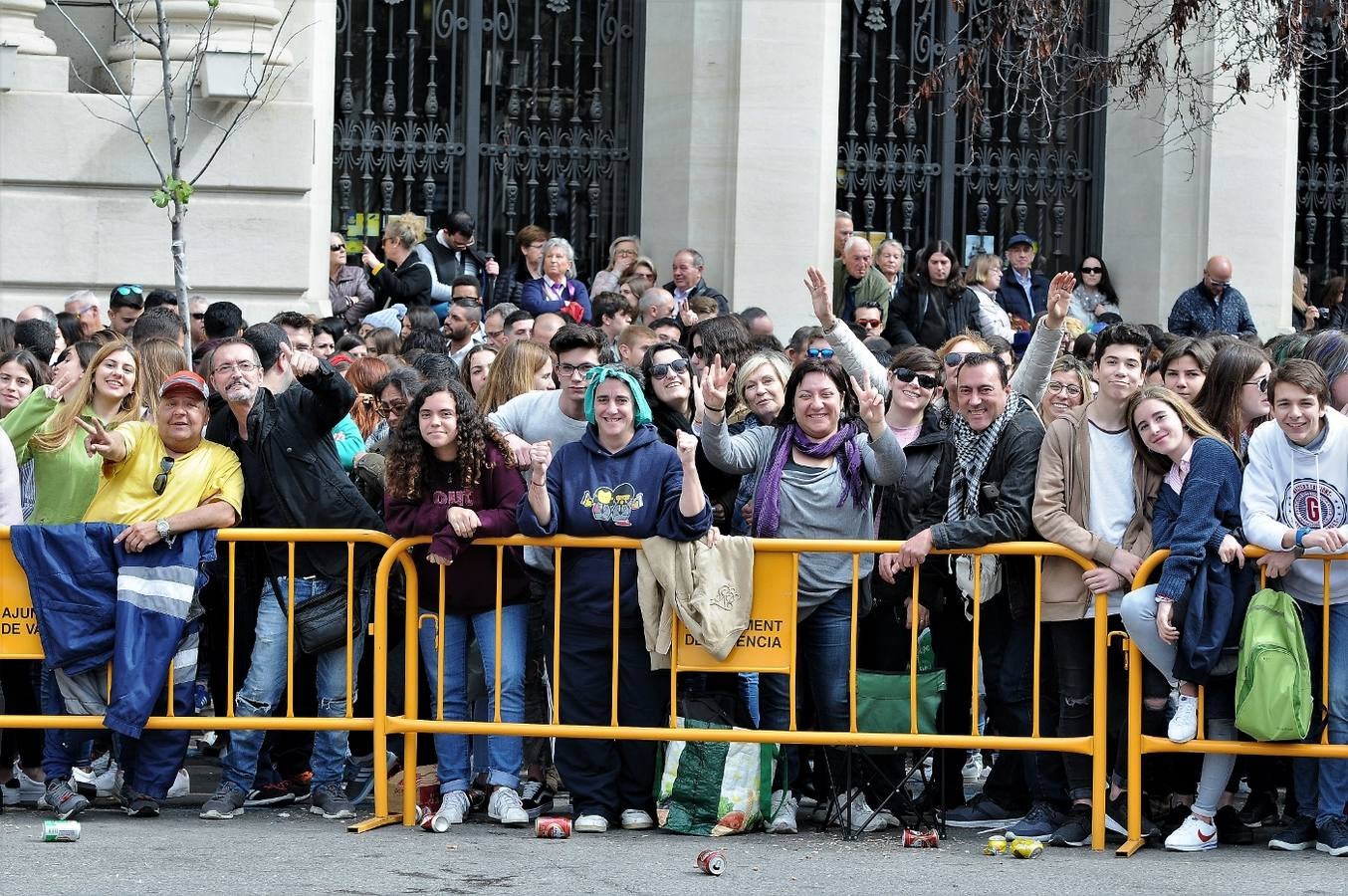 Fotos del público de la mascletà del 8 de marzo de las Fallas 2018. La pirotécnica María José Laro Zamorano, de Caballer FX Global Foc, ha disparado por error el terremoto final al principio, pero ha reaccionado y el espectáculo no se ha detenido. Así, ha logrado una ovación de los espectadores.