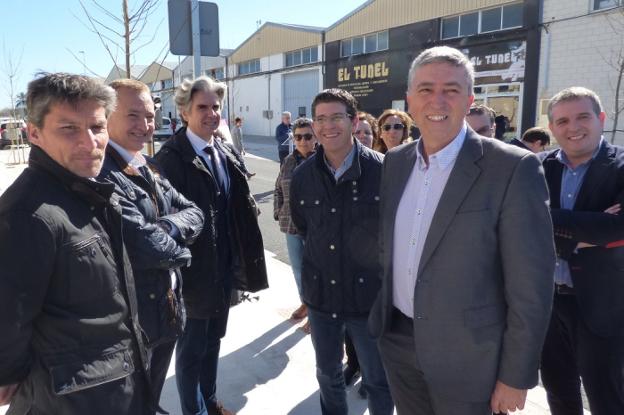 El conseller de Economía, junto al alcalde de Ontinyent y otros representantes municipales en la visita al polígono. 