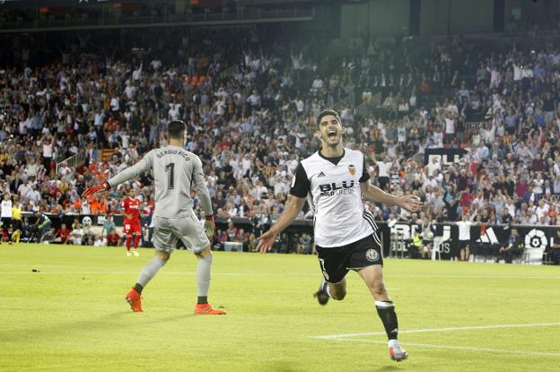 Guedes celebra el gol que marcó ante el Sevilla en la ida. 