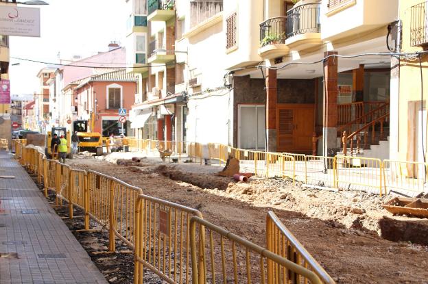 La calle Colón de Dénia, frente al casal de la falla Centro, se encuentra en obras y con una zanja abierta para pasar conducciones. 
